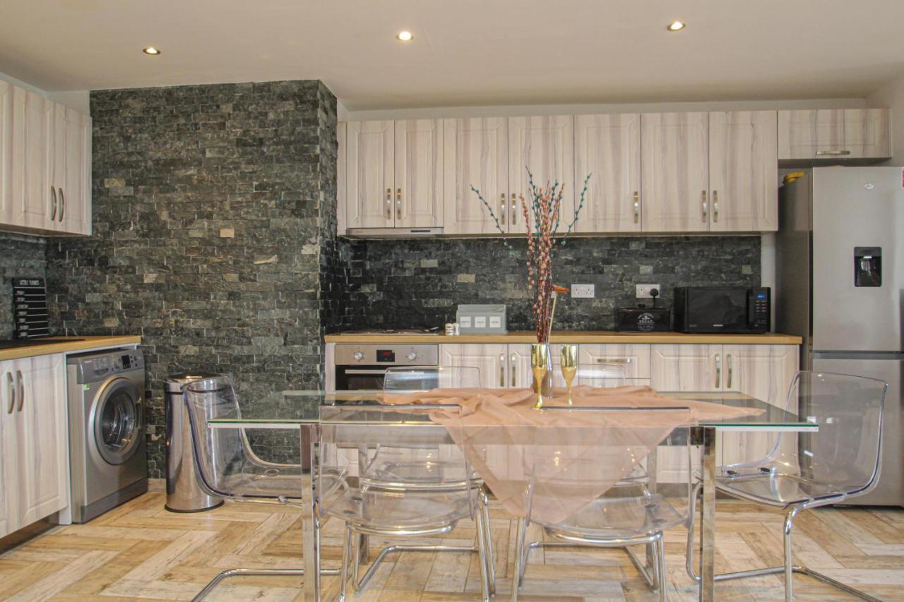 Lavish 2 Bed Sleeps 5 Near Lanark Apartment Carstairs Bagian luar foto